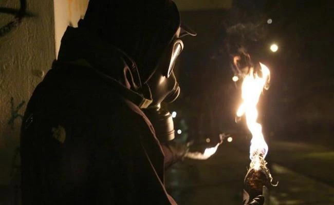 Αντιεξουσιαστές: «Τουλάχιστον δύο μπάτσοι τυλίχτηκαν στις φλόγες και τουλάχιστον ένα μπατσικό τζιπ κάηκε»